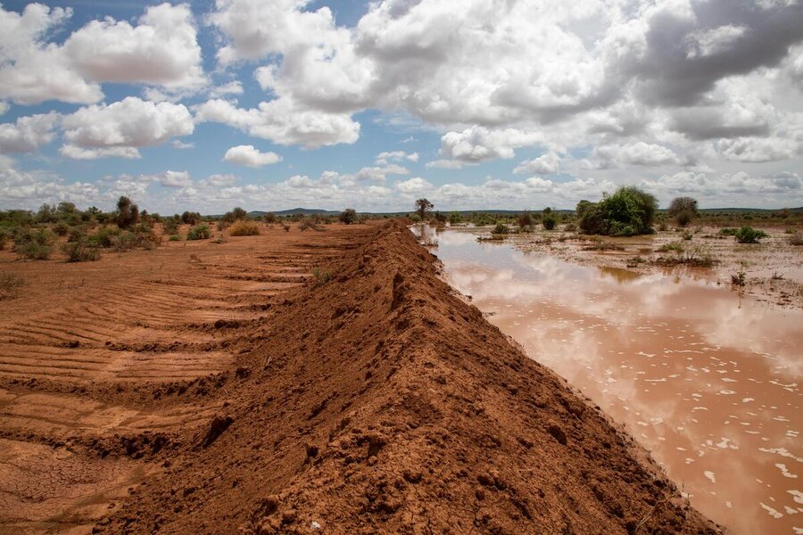 Flood protection and diversion embankment activities in Bukoyar village, Somali Region of Ethiopia as part of an integrated early warning program to help manage the risks posed by climate hazards to food security. Photo: Michael Tewelde